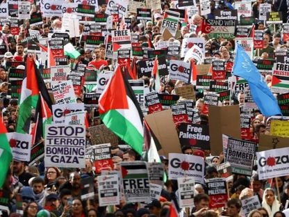 متظاهرون مؤيدون للقضية الفلسطينية خلال مسيرة حاشدة في العاصمة البريطانية لندن. 21 أكتوبر 2023 - Reuters