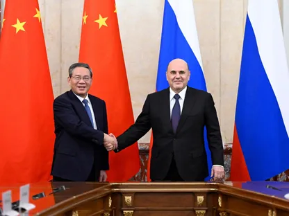 رئيس الوزراء الروسي ميخائيل ميشوستين خلال لقائه مع رئيس مجلس الدولة الصيني لي تشيانج خلال اجتماع في موسكو. 17 نوفمبر 2025 - REUTERS