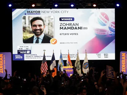 شاشة تعرض فوز الديمقراطي زهران ممداني بمنصب عمدة مدينة نيويورك بينما يحتفل أنصاره في حي بروكلين بمدينة نيويورك. 4 نوفمبر 2025 - Reuters