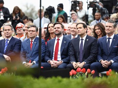 (من اليمين) وزير الدفاع الأميركي بيت هيجسيث ووزير الخارجية ماركو روبيو ونائب الرئيس جيه دي فانس ورئيس مجلس النواب الأمريكي مايك جونسون وزير الخزانة الأمريكي سكوت بيسنت خلال إعلان الرئيس دونالد ترمب عن رسوم جمركية متبادلة ضد الشركاء التجاريين للولايات المتحدة من البيت الأبيض. 2 أبريل 2025 - Reuters
