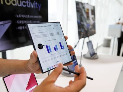 شخص يجرب هاتف سامسونج Galaxy Z Fold 6 داخل أحد المتاجر في سول بكوريا الجنوبية. 8 يوليو 2024 - Bloomberg