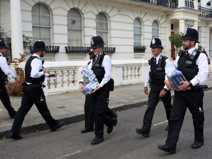 عناصر من الشرطة البريطانية يحملون عبوات لأكسيد النيتروز المعروف بغاز الضحك في العاصمة لندن. 29 أغسطس 2022 - AFP