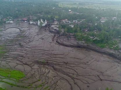 ارتفاع حصيلة ضحايا فيضانات إندونيسيا إلى 67 واستمرار البحث عن ناجين