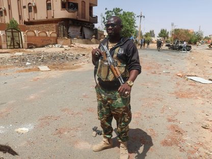 أحد أفراد القوات المسلحة السودانية يحمل سلاحه في شارع بأم درمان، السودان. 9 مارس، 2024 - Reuters