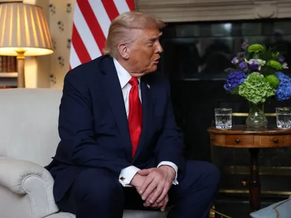 الرئيس الأميركي دونالد ترمب خلال اجتماعه مع رئيس وزراء بريطانيا كير ستارمر  في آيلسبرى بالمملكة المتحدة. 18 سبتمبر 2025 - Bloomberg