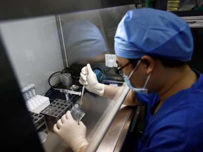 طبيب يفحص عينة سائل منوي في مختبر للأجنة بأحد مستشفيات العاصمة الصينية بكين. 6 أبريل 2023 - REUTERS