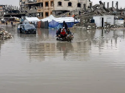 مياه الأمطار تغرق شوارع مدينة غزة وتزيد صعوبة الحياة على الفلسطينيين النازحين جراء العدوان الإسرائيلي. 12 ديسمبر 2025 - REUTERS