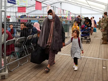 أفغان تم إجلاؤهم خلال الانسحاب الأميركي من أفغانستان يستعدون لركوب طائرات تحملهم من قاعدة عسكرية أميركية في ألمانيا إلى الولايات المتحدة. 9 أكتوبر 2021 - REUTERS