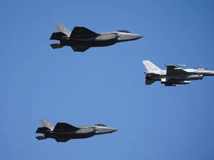 طائرات F-35 التابعة للقوات الجوية الأميركية وطائرات F-16 التابعة للقوات الجوية البولندية تشارك في عرض عسكري في العاصمة البولندية وارسو. 15 أغسطس 2023 - REUTERS