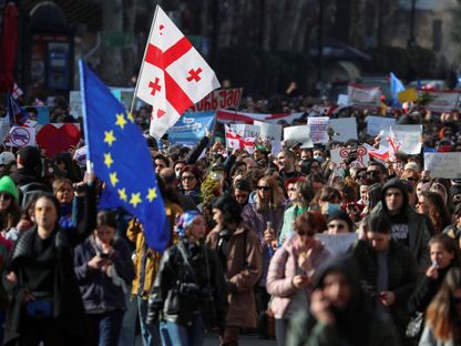 متظاهرون خلال احتجاج في العاصمة الجورجية تبليسي على مشروع قانون "العميل الأجنبي". 8 مارس 2023 - REUTERS