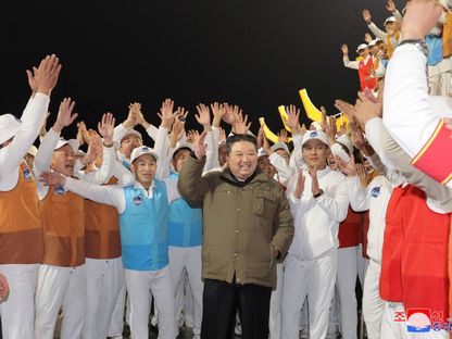 الزعيم الكوري الشمالي كيم جونج أون بعد إطلاق صاروخ يحمل قمر "ماليجيونج -1" التجسسي في بيونج يانج. 22 نوفمبر 2023 - Reuters
