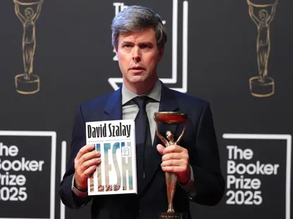 ديفيد سزالاي يفوز بجائزة "بوكر "العالمية