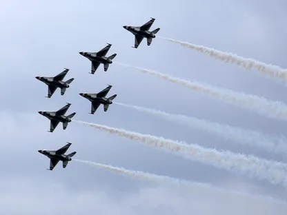 طائرات F-16 التابعة لسلاح الجو الأميركي تُحلّق فوق حلبة دايتونا الدولية لسباقات السيارات، فلوريدا، الولايات المتحدة. 16 فبراير 2025 - REUTERS