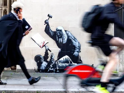 جدارية بانكسي الجديدة أمام المحاكم البريطانية. 8 سبتمبر 2025 - banksy.co.uk