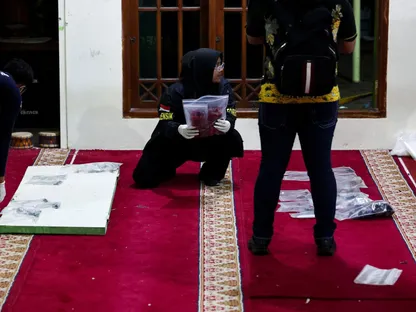 إندونيسيا.. الاشتباه في مسحوق متفجر بموقع انفجار مسجد وتزايد الشكوك حول كونه هجوماً