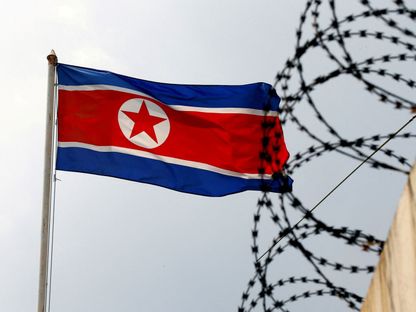 علم كوريا الشمالية يرفرف بجوار سلك شائك في سفارة بيونج يانج في كوالالمبور بماليزيا. 9 مارس 2017 - REUTERS