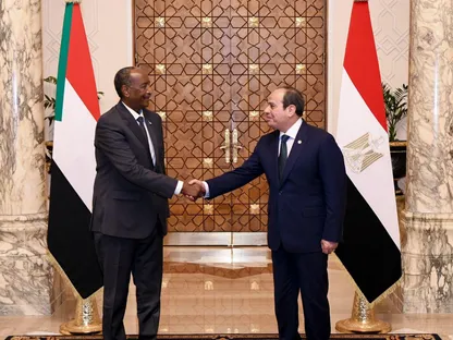 السيسي يؤكد للبرهان استمرار مصر في الدفع نحو حل سياسي لإنهاء الحرب في السودان