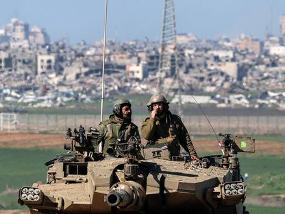 جنود إسرائيليون على دبابة بالقرب من الحدود مع غزة. 31 يناير 2024 - AFP