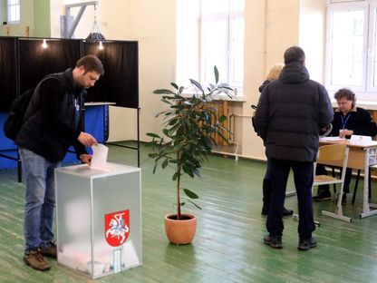 ناخب يدلي بصوته خلال الجولة الأولى من انتخابات الرئاسة في ليتوانيا بمركز اقتراع في فيلنيوس. 12 مايو 2024- AFP - AFP