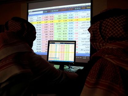 متداولان داخل بورصة الرياض في السعودية. 8 يناير 2020 - Reuters