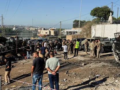 جنود من الجيش اللبناني في موقع غارات جوية إسرائيلية في قرية المصيلح جنوبي البلاد. 11 أكتوبر 2025 - REUTERS
