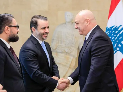 الرئيس اللبناني جوزاف عون خلال لقائه مع وزير الخارجية السوري أسعد الشيباني والوفد المرافق له في قصر بعبدا بالعاصمة بيروت. 10 أكتوبر 2025 - @syrianmofaex
