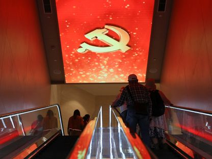 أشخاص يزورون القاعة التذكارية للمؤتمر الوطني الأول للحزب الشيوعي الصيني في شنغهاي. 29 أبريل 2025 - REUTERS