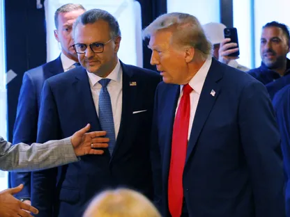 الرئيس الأميركي دونالد ترمب وكبير مستشاريه للشؤون العربية والإفريقية مسعد بولس،  في ولاية ميشيجان. 1 نوفمبر 2024 - Reuters
