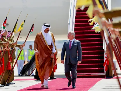 ملك الأردن عبدالله الثاني خلال استقبال أمير قطر  الشيخ تميم بن حمد آل ثاني في مطار ماركا. الأردن في 17 سبتمبر 2025 - @KingAbdullahII