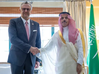 وزير الخارجية السعودي يبحث مع مستشار ترمب المستجدات الإقليمية