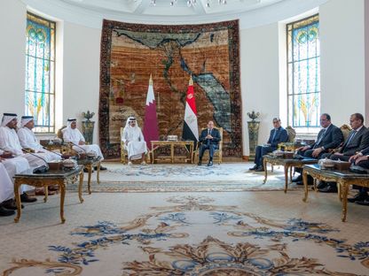الرئيس المصري عبد الفتاح السيسي يستقبل أمير قطر الشيخ تميم بن حمد آل ثاني في القاهرة. 10 نوفمبر 2023 - AFP