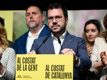 الرئيس الإقليمي لكتالونيا المنتهية ولايته والمرشح لإعادة انتخاب الحزب الانفصالي بيري أراجونيس، يلقي خطاباً خلال الليلة التي أعقبت الانتخابات الإقليمية في كتالونيا، في برشلونة. 12 مايو 2024 - AFP