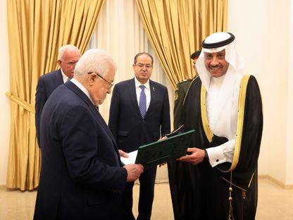 أول سفير سعودي في فلسطين يسلم أوراق اعتماده لـ"أبو مازن"