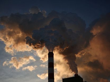 الدخان يتصاعد من أكبر محطة كهرباء تعمل بالفحم في أوروبا، روجويش بولندا. 22 نوفمبر 2023 - Reuters