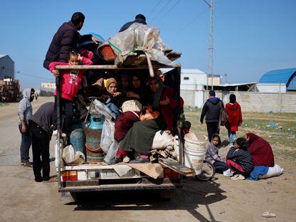 نازحون فلسطينيون ينتقلون من خان يونس إلى رفح وسط قصف إسرائيلي مستمر على قطاع غزة. 15 فبراير 2024 - Reuters