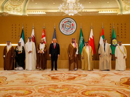 الرئيس الأميركي دونالد ترمب يتوسط قادة مجلس التعاون قبل القمة الأميركية الخليجية في الرياض. 14 مايو 2025 - REUTERS
