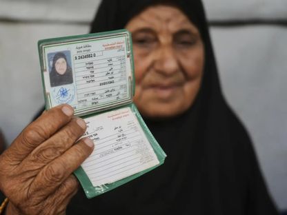 الفلسطينية غالية أبو مطير تظهر بطاقة هويتها خلال مقابلتها مع "أسوشيتد برس" في مخيمات للنازحين بخان يونس جنوبي قطاع غزة - AP