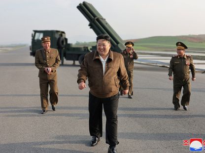 زعيم كوريا الشمالية يأمر بتعزيز القوة النووية ويشرف على تجربة صاروخية