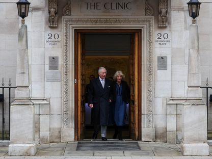 ملك بريطانيا تشارلز الثالث والملكة كاميلا يغادران المستشفى بعد خضوعه لعلاج من تضخم البروستاتا. 29 يناير 2024 - Reuters