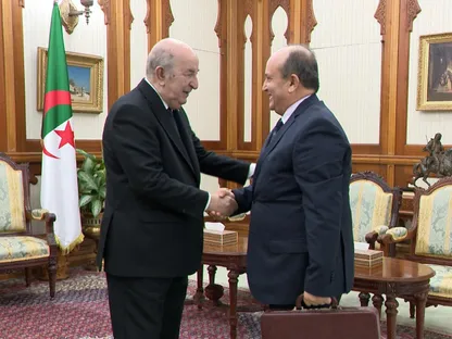 الرئيس الجزائري عبد المجيد تبون يستقبل رئيس الوزراء سيفي غريب ويكلفه بتشكيل حكومة جديدة. 14 سبتمبر 2025 - facebook.com/AlgerianPresidency