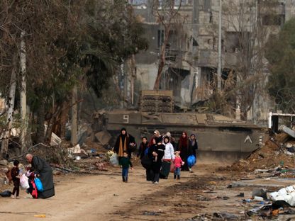 فلسطينيون ينزحون من شمال غزة باتجاه جنوب القطاع. 28 نوفمبر 2023 - AFP