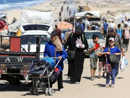 عائلات فلسطينية تنزح إلى جنوب قطاع غزة مع استمرار الهجمات الإسرائيلية على شمال القطاع. 2 أكتوبر 2025 - REUTERS