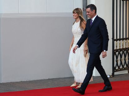 رئيس الوزراء الإسباني بيدرو سانشيز وزوجته بيجونا جوميز يصلان إلى مأدبة عشاء استضافها الرئيس الليتواني خلال قمة قادة "الناتو" في فيلنيوس- 11 يوليو 2023 - Reuters