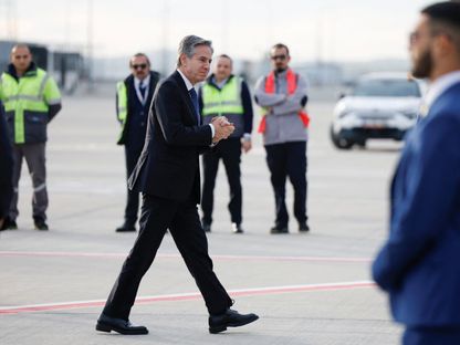 وزير الخارجية الأميركي أنتوني بلينكن قبل أن يستقل الطائرة مغادراً إسطنبول إلى جزيرة كريت في اليونان- 6 يناير 2024 - Reuters