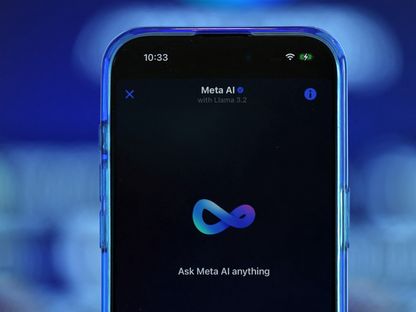 شعار Meta AI على هاتف خلال الاجتماع السنوي الخامس والخمسين للمنتدى الاقتصادي العالمي في دافوس بسويسرا. 24 يناير 2025 - Reuters
