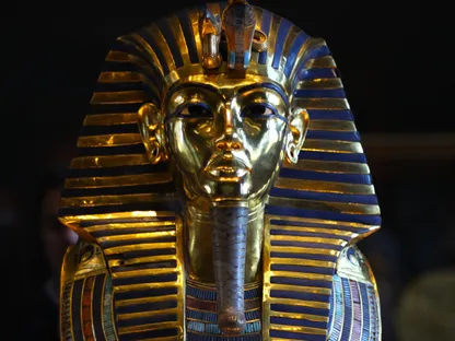 قناع توت عنخ آمون من الذهب الخالص. - الشرق