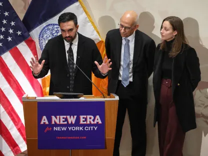 عمدة نيويورك المنتخب زهران ممداني خلال مؤتمر صحافي في كلية هانتر بمدينة نيويورك. 10 نوفمبر 2025 - Reuters