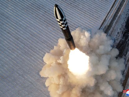 لحظة إطلاق الصاروخ الباليستي العابر للقارات هواسونج 18 في كوريا الشمالية. 19 ديسمبر 2023 - Reuters