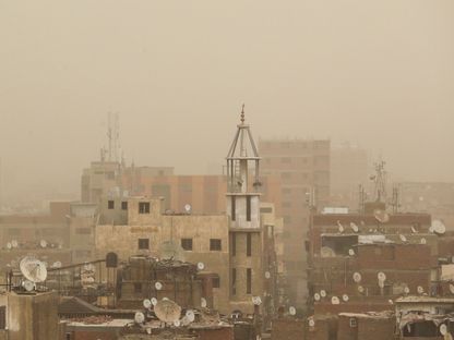 منظر عام من داخل مدينة شبرا الخيمة بمحافظة القليوبية بمصر خلال عاصفة رملية. 5 أبريل 2020 - REUTERS