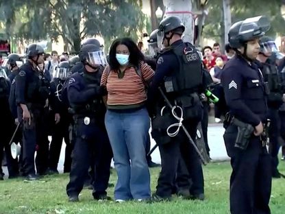 الشرطة الأميركية تعتقل متظاهرة مؤيدة للفلسطينيين في جامعة جنوب كاليفورنيا- 24 أبريل 2024 - Reuters